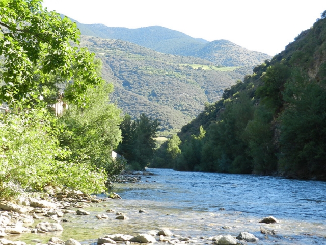 Río con montañas